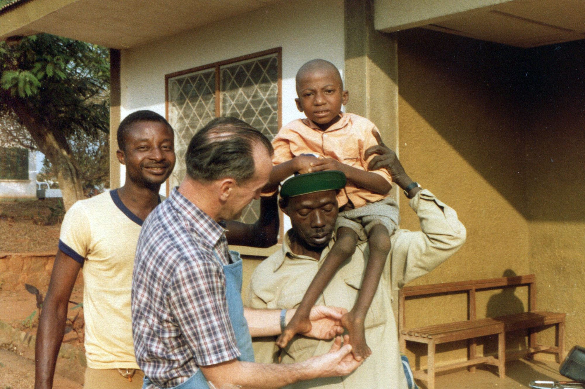 Enfant polio et son papa