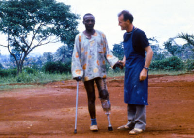 Père Raymond avec un lépreux