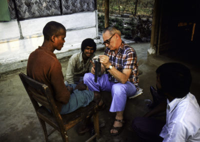 Père Pierre ajuste une prothèse au Cameroun