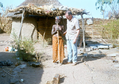 Père Raymond avec un lépreux
