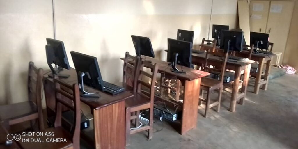 20 ordinateurs au Collège Robert Naoussi